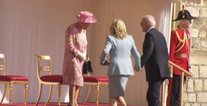 Biden y su mujer se reúnen con la reina Isabel II en Windsor para tomar el té