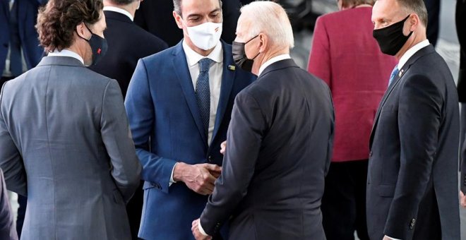 Medio minuto y charla informal: el descafeinado "encuentro" entre Biden y Sánchez