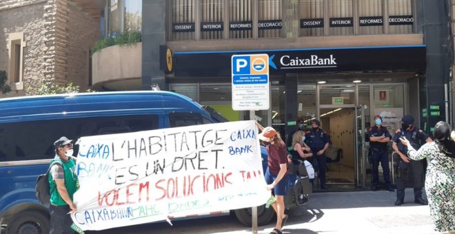 Activistas de la PAH ocupan una oficina de CaixaBank de Manresa para reclamar la renovación de un alquiler social