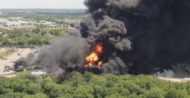 Evacúan a cientos de personas tras explosión en planta industrial de EE.UU.