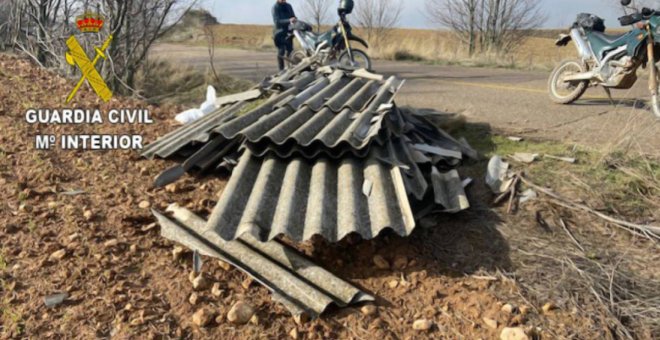 Pillan a una empresa de Madrid arrojando cientos de kilos de amianto en el medio natural de Guadalajara