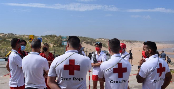 Cruz Roja comienza a prestar servicio en las playas de Canallave y Valdearenas, en Piélagos