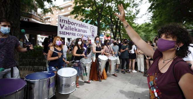 Colectivos vecinales, feministas, culturales y políticos se concentran en defensa del mural feminista de Vallecas