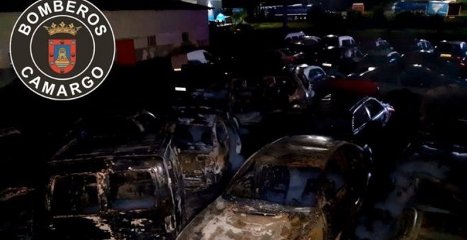 Un incendio en una empresa de automoción de Herrera de Camargo afecta a 30 vehículos