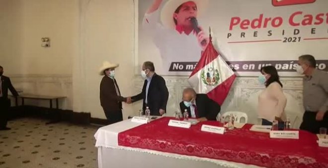 El socialista Pedro Castillo obtiene una victoria por estrecho margen en las presidenciales de Perú