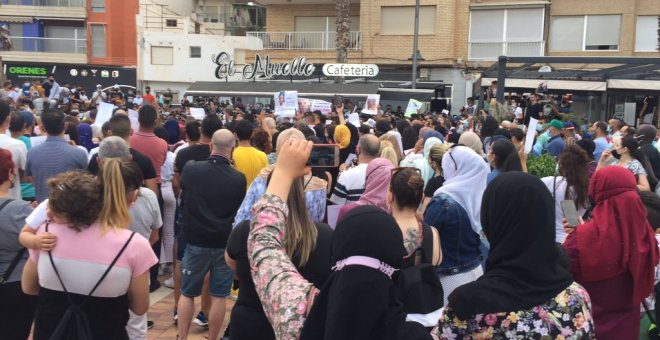 Un asesinato racista en la localidad murciana de Mazarrón saca a la calle a protestar a cientos de vecinos