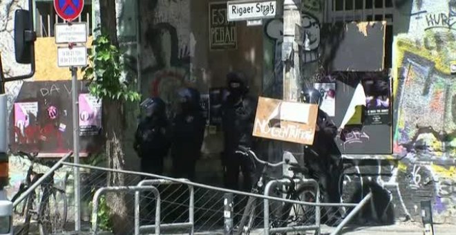 Veinte policías heridos durante la inspección de un edificio de okupas en Berlín