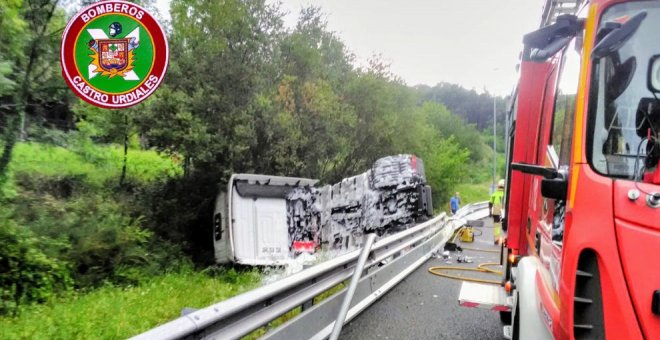 Herido leve el conductor de un camión que volcó en la A-8 en Sámano