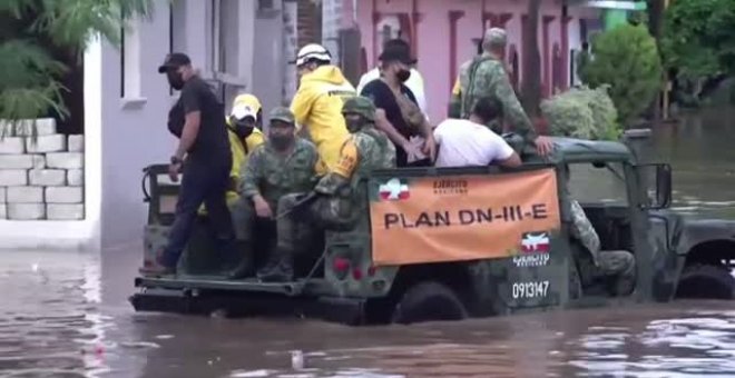 Un millar de hogares inundados al desbordarse un río en la ciudad mexicana de Juchitán.