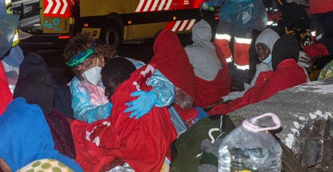 Recuperan tres cadáveres tras un naufragio de una embarcación en el norte de Lanzarote