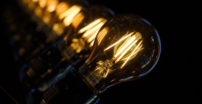 El precio de la luz cae este sábado a su nivel más bajo de la semana