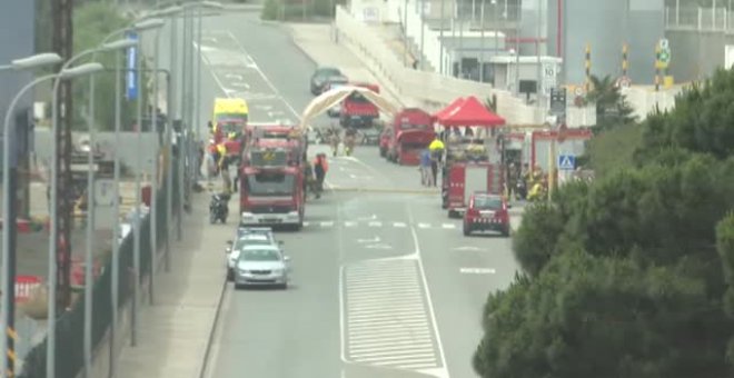 Los Bomberos controlan el incendio de una planta de reciclaje en Castellbisbal