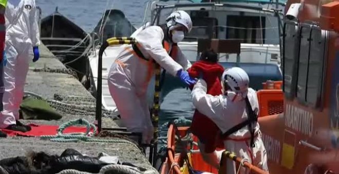 Rescatan una embarcación con 45 migrantes a bordo en aguas de Canarias