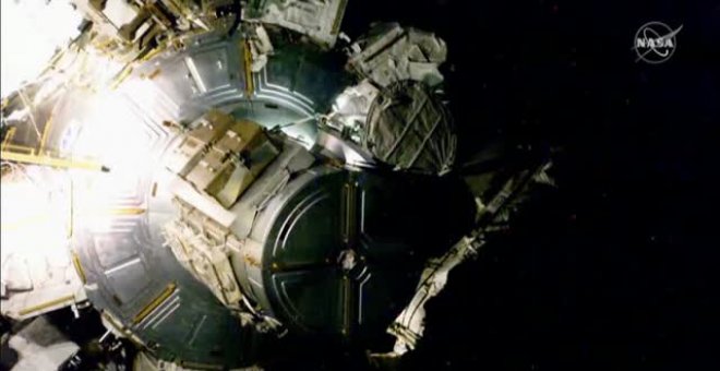 Espectacular caminata de dos astronautas de la Estación Espacial Internacional
