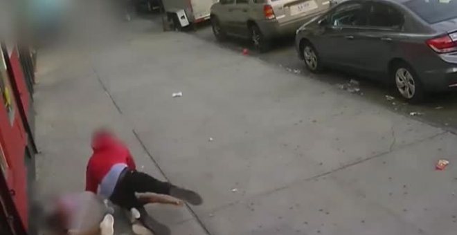 Impactantes imágenes de un tiroteo en el barrio neoyorquino del Bronx donde la víctima se escuda en dos niños