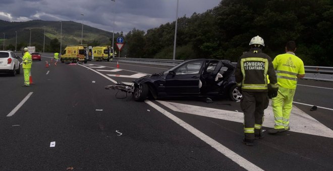 Un herido muy grave en un accidente en la A-8, a la salida de Liendo, con dos vehículos implicados