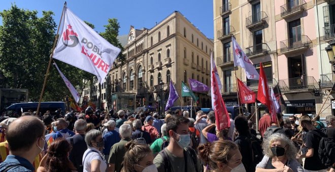 Manifestants independentistes es concentren davant del Liceu contra l'acte de Pedro Sánchez pels indults