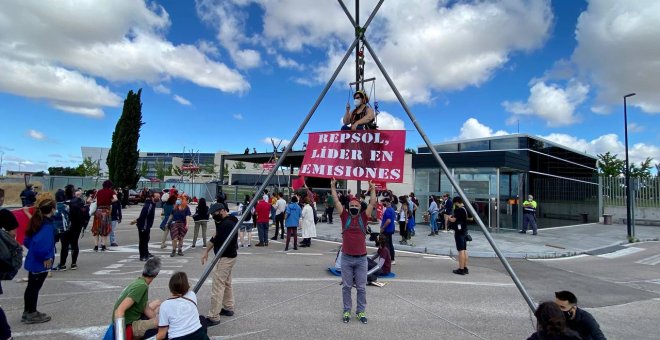 Un centenar de activistas por el clima bloquean la entrada al centro de investigación de Repsol en Móstoles