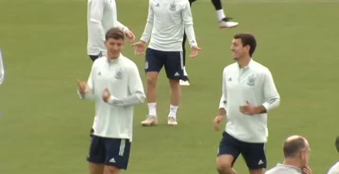 Última sesión de entrenamiento de la selección antes de viajar a Sevilla