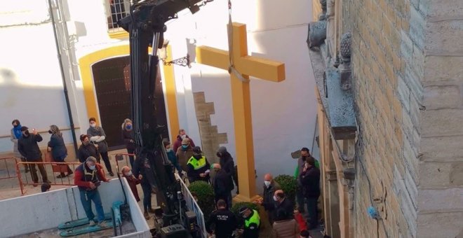 El juez desestima el recurso de Abogados Cristianos tras el derribo de la cruz de Aguilar de la Frontera, Córdoba
