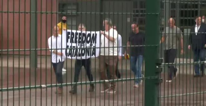 Los presos indultados abandonan la prisión de Lledoners