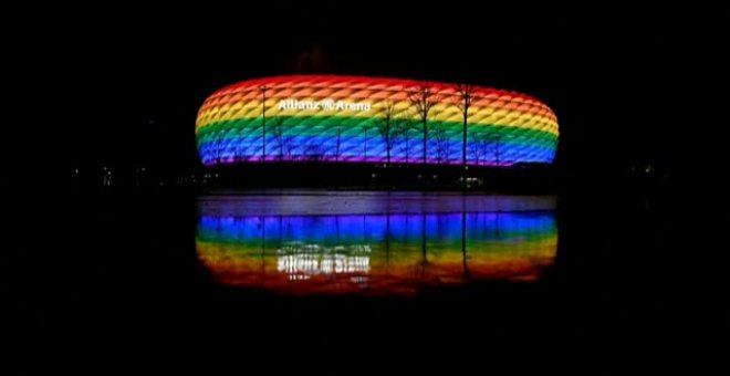 El alcalde de Munich cuelga banderas arco iris ante la negativa de la UEFA de iluminar el Allianz Arena