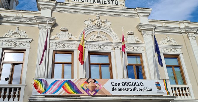 Vox vuelve a tratar de censurar una pancarta LGTBI en Guadalajara afirmando que es "escandalosa" y "vulnera la ley"