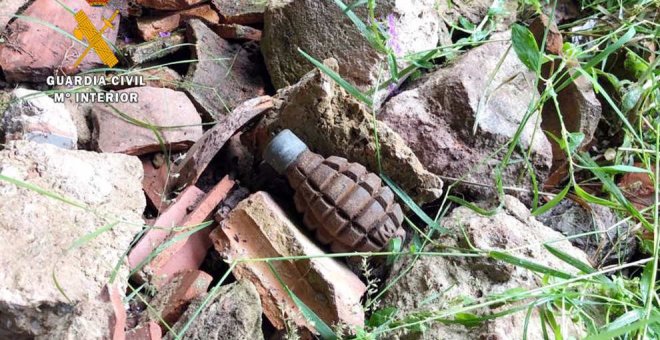La Guardia Civil destruye una granada de mano de la guerra civil con toda su carga explosiva