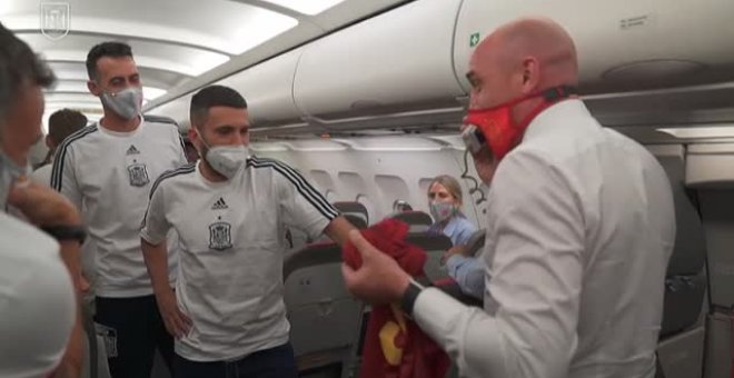 Jordi Alba celebra sus 75 partidos con la selección española en pleno vuelo volviendo de la victoria ante Eslovaquia