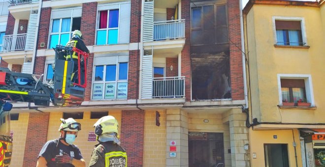 Rescatan a una niña atrapada en el balcón de una vivienda en llamas en Unquera