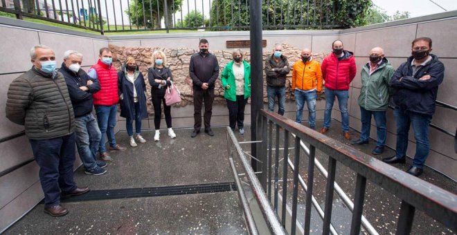 El Ayuntamiento recrea la cueva de El Pendo en un mural situado en el paso peatonal más transitado