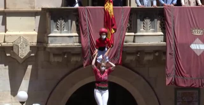 El retorno de los 'castells' emociona a los vecinos de Valls