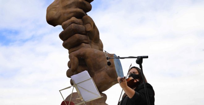Unidad y memoria: una escultura recuerda en las Cortes de Castilla-La Mancha a las víctimas de la pandemia