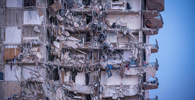 El derrumbe de un edificio en Miami deja al menos cuatro muertos y 159 desaparecidos