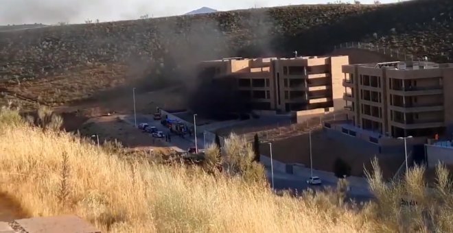 Un aparatoso incendio en un bloque residencial de Toledo calcina dos vehículos y deja dos bomberos heridos