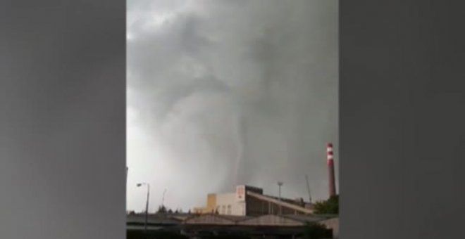 Un potente tornado causa tres muertos e importantes daños materiales en la República Checa.