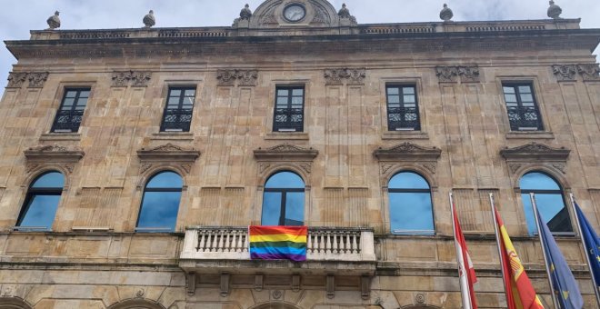 L'Ayuntamientu de Xixón cuelga nel so balcón la bandera LGTBI