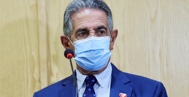 Revilla seguirá llevando la mascarilla porque el virus "está todavía entre nosotros"