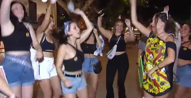 Miles de personas celebran el fin del uso obligatorio de mascarilla en exteriores