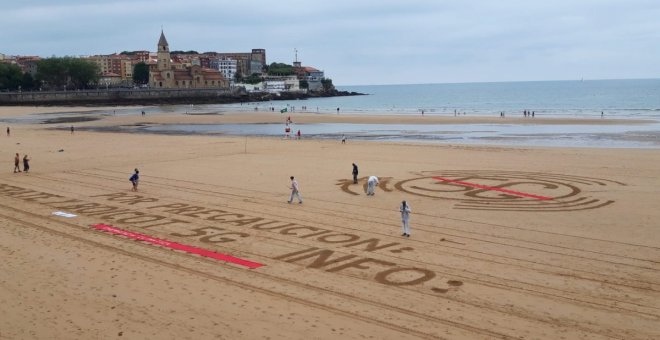 Acción en la playa de San Lorenzo para alertar sobre los riesgos del 5G