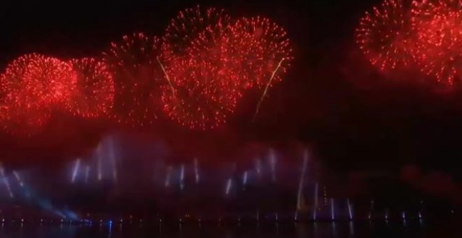 San Petesburgo celebra su espectacular festival de las Velas Rojas
