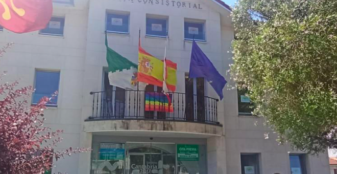 El Ayuntamiento de Noja engalana su balcón con la bandera arcoíris para apoyar y defender los derechos del colectivo LGTBI