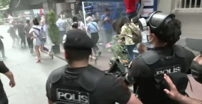 Agentes de la Policía reprimen la manifestación del Orgullo LGBTI de Estambul