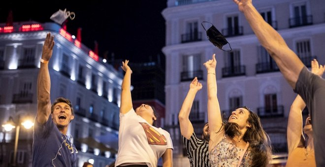 Fotogalería | Los españoles se quitan las mascarillas más de un año después