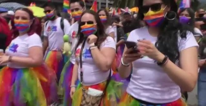 Cerca de 30.000 personas celebran el Orgullo LGBT en Ciudad de México