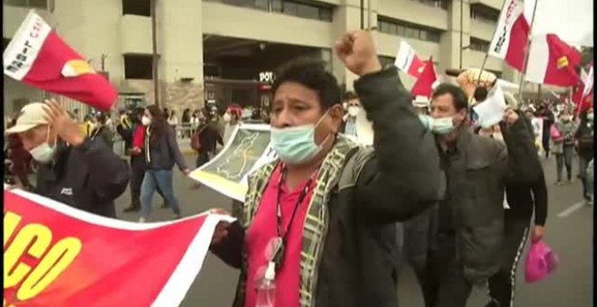 Miles de peruanos exigen en las calles que Pedro Castillo sea ya investido presidente