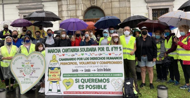 Más de 300 personas dan 38.000 pasos en la Marcha Cantabria Solidaria por el 0,77% de Laredo a Castro