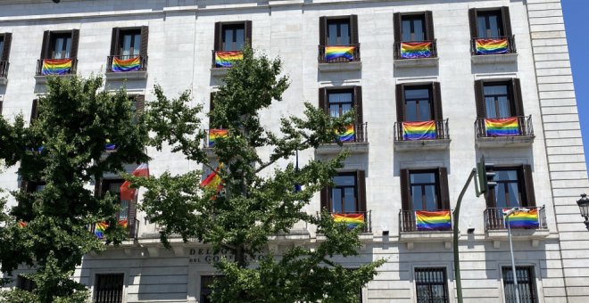 La Delegación del Gobierno se suma al Día del Orgullo LGBTI con banderolas en la fachada