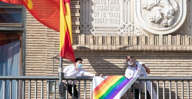 Un juez ordena retirar la pancarta LGTBI del balcón del Ayuntamiento de Zaragoza
