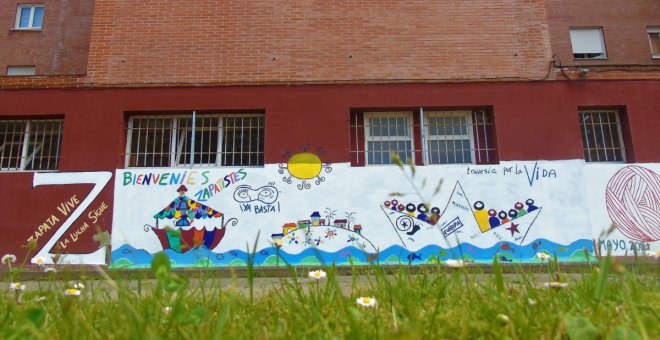 Mural en Xixón d'acoyida al escuadrón zapatista de xira per Europa